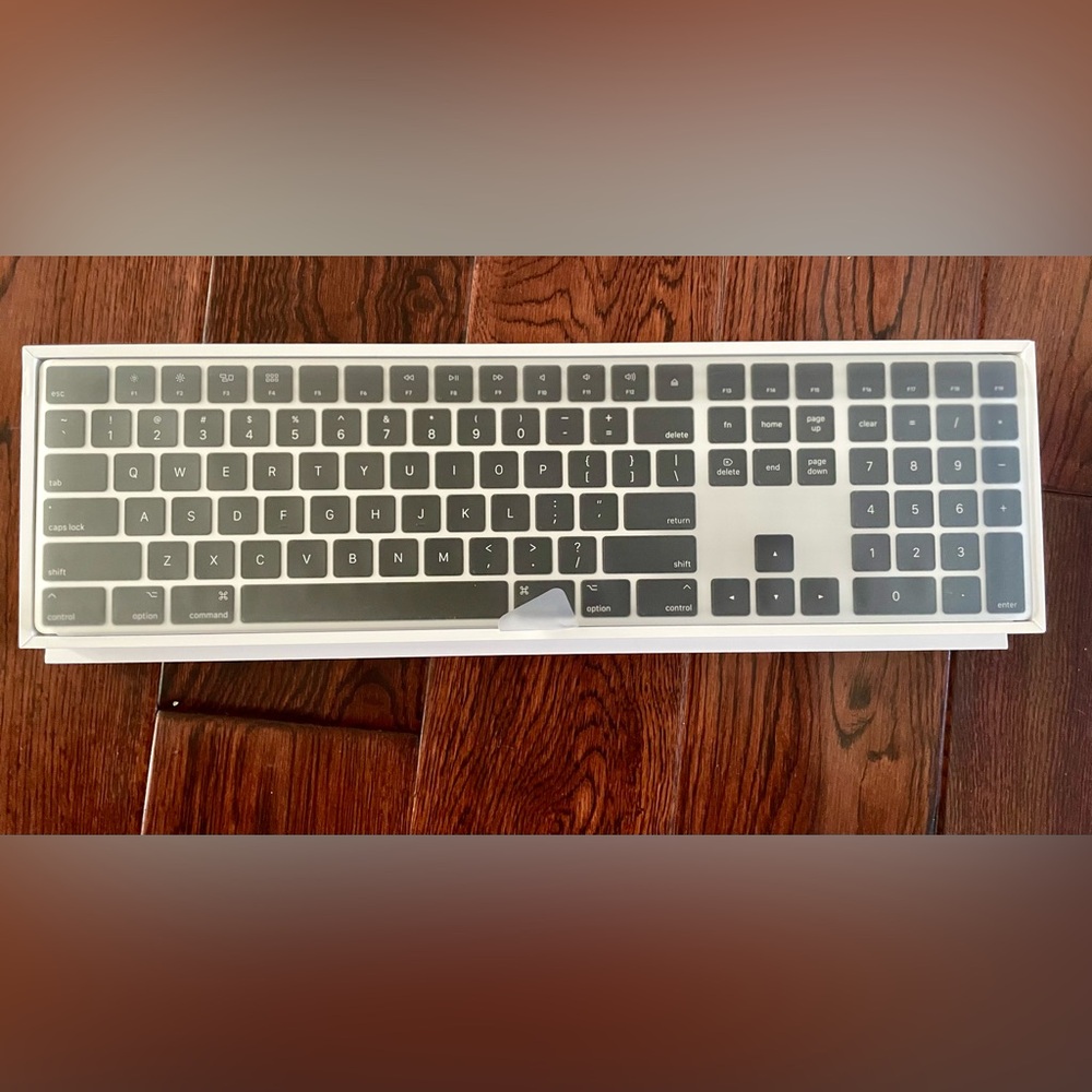 Apple A1843 Bluetooth Magic Keyboard With Numeric Keypad - Brand New Silver Blk